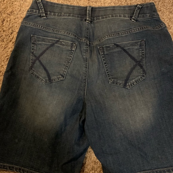 Lame Bryant Bermuda Jean Shorts Size 14 - Picture 3 of 3